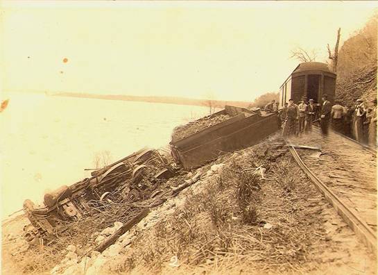 FestusTrainNearMississippi1890s.jpg